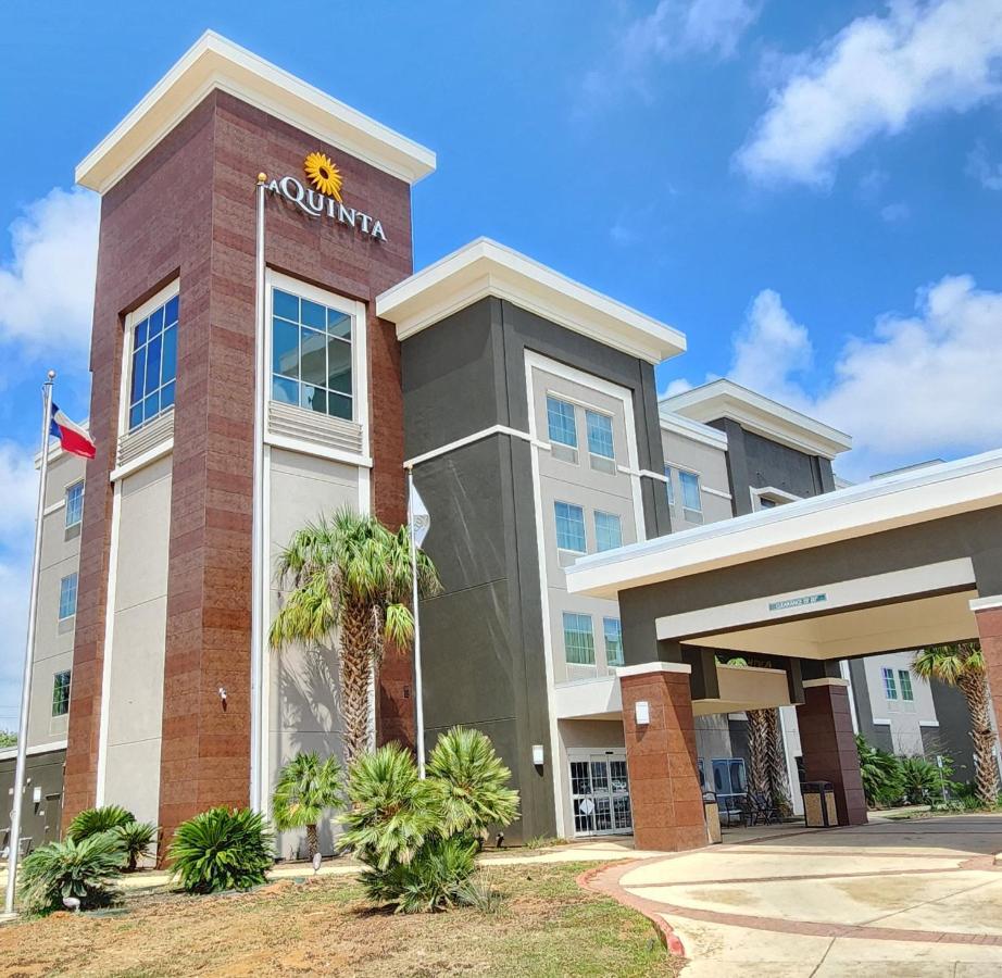 La Quinta By Wyndham Pearsall Exterior photo