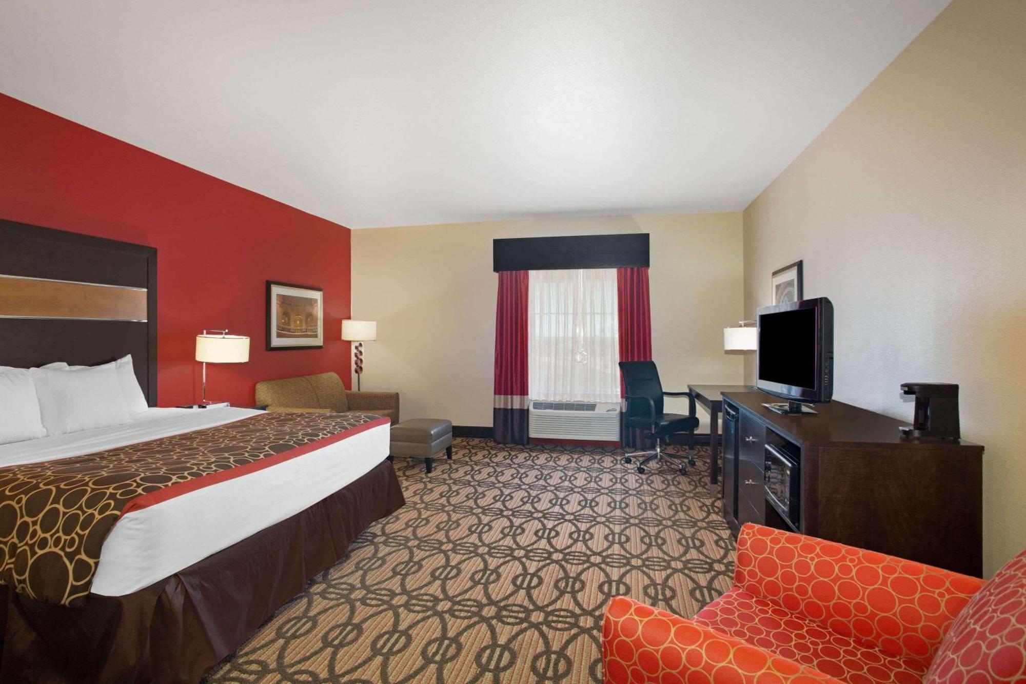La Quinta By Wyndham Pearsall Exterior photo