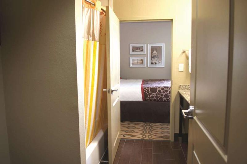 La Quinta By Wyndham Pearsall Exterior photo