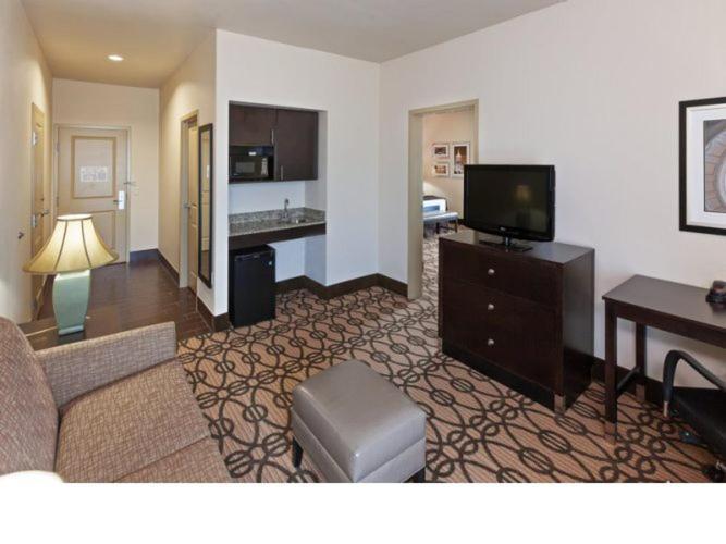 La Quinta By Wyndham Pearsall Exterior photo